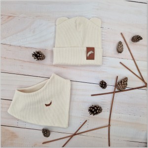 Apaszka prążkowana ecru dla niemowlaka