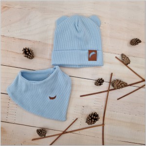 Apaszka prążkowana błękitna. Niebieska apaszka dla dziecka. Zapinana apaszka niemowlęca.