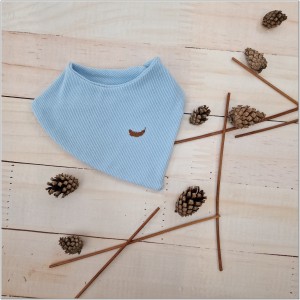 Apaszka prążkowana błękitna. Niebieska apaszka dla dziecka. Zapinana apaszka niemowlęca.