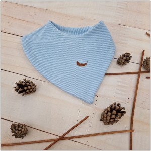 Apaszka prążkowana błękitna. Niebieska apaszka dla dziecka. Zapinana apaszka niemowlęca.