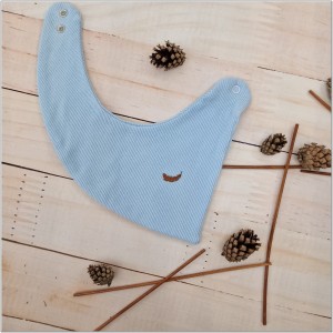 Apaszka prążkowana błękitna. Niebieska apaszka dla dziecka. Zapinana apaszka niemowlęca.