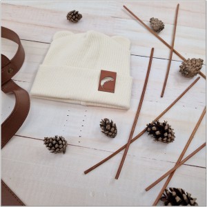 Czapka wiosenna, jesienna dla noworodka. Czapka elastyczna dla     niemowlaka. Écru czapka prążkowana dla niemowląt.