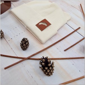 Czapka wiosenna, jesienna dla noworodka. Czapka elastyczna dla     niemowlaka. Écru czapka prążkowana dla niemowląt.