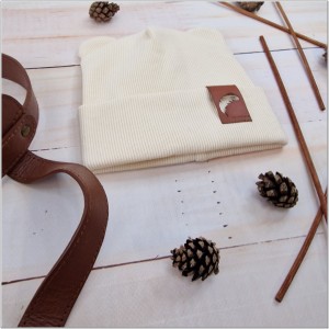 Czapka wiosenna, jesienna dla noworodka. Czapka elastyczna dla     niemowlaka. Écru czapka prążkowana dla niemowląt.