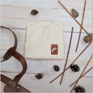 Czapka wiosenna, jesienna dla noworodka. Czapka elastyczna dla     niemowlaka. Écru czapka prążkowana dla niemowląt.