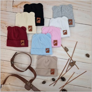 Czapka wiosenna, jesienna dla noworodka. Czapka elastyczna dla     niemowlaka. Écru czapka prążkowana dla niemowląt.