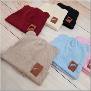 Czapka wiosenna, jesienna dla noworodka. Czapka elastyczna dla     niemowlaka. Czarna czapka prążkowana dla niemowląt.