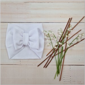 Szeroka opaska niemowlęca z kokardą. Opaska prążkowana dla dziewczynki. Opaska w kolorze białym dla dziewczynki.