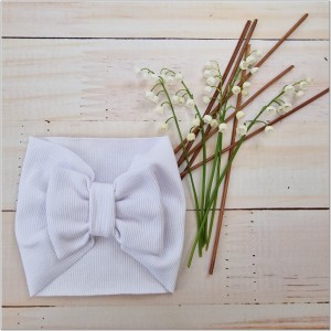 Szeroka opaska niemowlęca z kokardą. Opaska prążkowana dla dziewczynki. Opaska w kolorze białym dla dziewczynki.