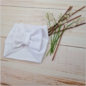 Szeroka opaska niemowlęca z kokardą. Opaska prążkowana dla dziewczynki. Opaska w kolorze białym dla dziewczynki.