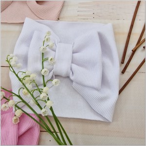 Szeroka opaska niemowlęca z kokardą. Opaska prążkowana dla dziewczynki. Opaska w kolorze białym dla dziewczynki.