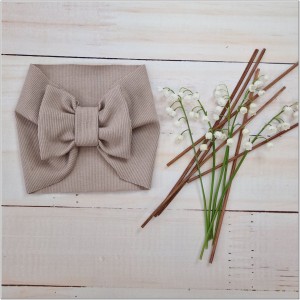 Szeroka opaska niemowlęca z kokardą. Opaska prążkowana dla dziewczynki. Opaska w kolorze brązowym dla dziewczynki.