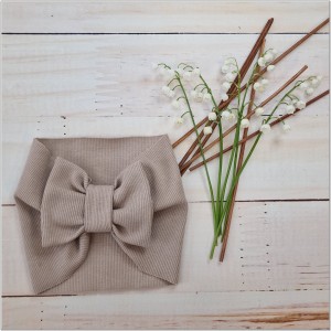 Szeroka opaska niemowlęca z kokardą. Opaska prążkowana dla dziewczynki. Opaska w kolorze brązowym dla dziewczynki.