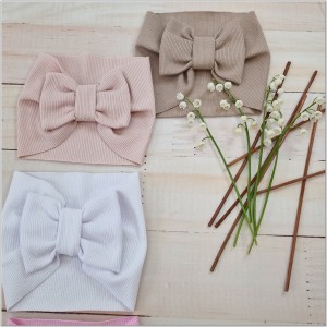 Szeroka opaska niemowlęca z kokardą. Opaska prążkowana dla dziewczynki. Opaska w kolorze brudnego różu dla dziewczynki.