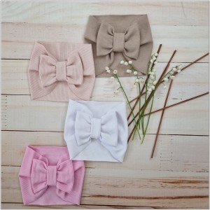 Szeroka opaska niemowlęca z kokardą. Opaska prążkowana dla dziewczynki. Opaska w kolorze brudnego różu dla dziewczynki.