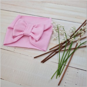 Szeroka opaska niemowlęca z kokardą. Opaska prążkowana dla dziewczynki. Opaska w kolorze różowym dla dziewczynki.