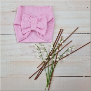 Szeroka opaska niemowlęca z kokardą. Opaska prążkowana dla dziewczynki. Opaska w kolorze różowym dla dziewczynki.