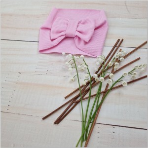 Szeroka opaska niemowlęca z kokardą. Opaska prążkowana dla dziewczynki. Opaska w kolorze różowym dla dziewczynki.