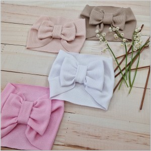 Szeroka opaska niemowlęca z kokardą. Opaska prążkowana dla dziewczynki. Opaska w kolorze różowym dla dziewczynki.