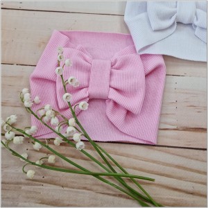 Szeroka opaska niemowlęca z kokardą. Opaska prążkowana dla dziewczynki. Opaska w kolorze różowym dla dziewczynki.