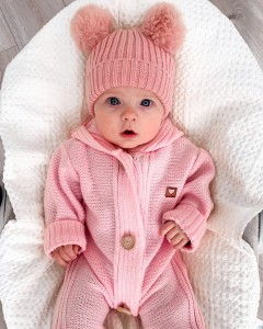 Wyjątkowy kombinezon włóczkowy dla niemowlaka z bucikami. Różowy kombinezon z kapturem dla noworodka. Kombinezon niemowlęcy na chłodne dni. Oryginalny prezent dla noworodka.
