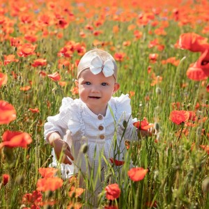 Muślinowa sukienka niemowlęca . Przewiewna dziewczęca sukienka z długim rękawem. Sukienka z opaską  dla niemowlaka. Biała sukienka muślinowa dla małej dziewczynki.