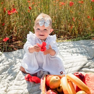Muślinowa sukienka niemowlęca . Przewiewna dziewczęca sukienka z długim rękawem. Sukienka z opaską  dla niemowlaka. Biała sukienka muślinowa dla małej dziewczynki.