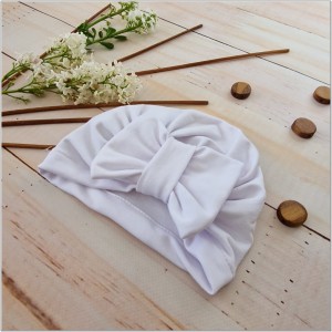 Cienka niemowlęca czapka prążkowana. Czapka z kokardą dla dziewczynki. Dresowa czapka z kokardą dla dziewczynki w kolorze białym.