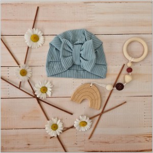 Cienka niemowlęca czapka prążkowana. Czapka z kokardą dla dziewczynki. Prążkowana czapka z kokardą dla dziewczynki w kolorze morskim.