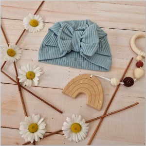 Cienka niemowlęca czapka prążkowana. Czapka z kokardą dla dziewczynki. Prążkowana czapka z kokardą dla dziewczynki w kolorze morskim.