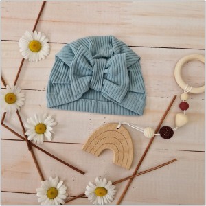 Cienka niemowlęca czapka prążkowana. Czapka z kokardą dla dziewczynki. Prążkowana czapka z kokardą dla dziewczynki w kolorze morskim.