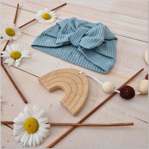 Cienka niemowlęca czapka prążkowana. Czapka z kokardą dla dziewczynki. Prążkowana czapka z kokardą dla dziewczynki w kolorze morskim.