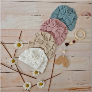 Cienka niemowlęca czapka prążkowana. Czapka z kokardą dla dziewczynki. Prążkowana czapka z kokardą dla dziewczynki w kolorze morskim.