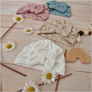 Cienka niemowlęca czapka prążkowana. Czapka z kokardą dla dziewczynki. Prążkowana czapka z kokardą dla dziewczynki w kolorze morskim.