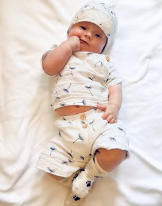 Zestaw na lato dla niemowlaka. Spodenki, koszulka z krótkim rękawem i czapeczka na lato dla dziecka.  Bawełniany letni komplet dla niemowlaka.  Komplet na prezent dla noworodka.