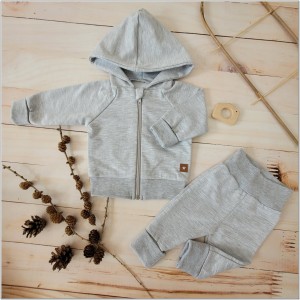 Bawełniany dres niemowlęcy. Komplet dresowy dla niemowlaka. Szary dres dziecięcy. Prezent dla noworodka, niemowlaka. Modny dresik. Bluza z kapturem na zamek, spodnie dresowe