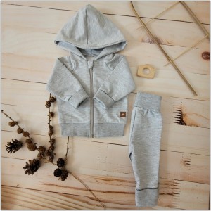 Bawełniany dres niemowlęcy. Komplet dresowy dla niemowlaka. Szary dres dziecięcy. Prezent dla noworodka, niemowlaka. Modny dresik. Bluza z kapturem na zamek, spodnie dresowe