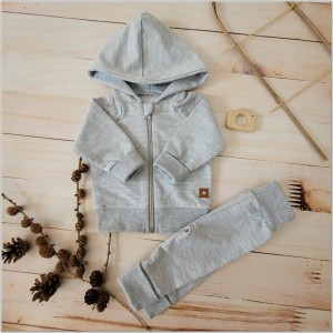 Bawełniany dres niemowlęcy. Komplet dresowy dla niemowlaka. Szary dres dziecięcy. Prezent dla noworodka, niemowlaka. Modny dresik. Bluza z kapturem na zamek, spodnie dresowe