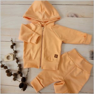 Bawełniany dres niemowlęcy. Komplet dresowy dla niemowlaka. Koralowy dres dziecięcy. Prezent dla noworodka, niemowlaka. Modny dresik. Bluza z kapturem na zamek, spodnie dresowe