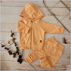 Bawełniany dres niemowlęcy. Komplet dresowy dla niemowlaka. Koralowy dres dziecięcy. Prezent dla noworodka, niemowlaka. Modny dresik. Bluza z kapturem na zamek, spodnie dresowe