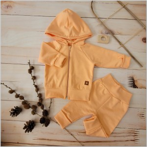 Bawełniany dres niemowlęcy. Komplet dresowy dla niemowlaka. Koralowy dres dziecięcy. Prezent dla noworodka, niemowlaka. Modny dresik. Bluza z kapturem na zamek, spodnie dresowe