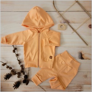 Bawełniany dres niemowlęcy. Komplet dresowy dla niemowlaka. Koralowy dres dziecięcy. Prezent dla noworodka, niemowlaka. Modny dresik. Bluza z kapturem na zamek, spodnie dresowe