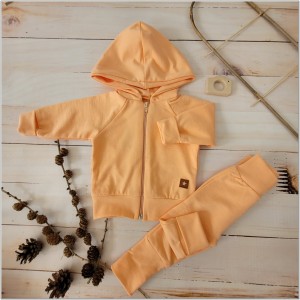 Bawełniany dres niemowlęcy. Komplet dresowy dla niemowlaka. Koralowy dres dziecięcy. Prezent dla noworodka, niemowlaka. Modny dresik. Bluza z kapturem na zamek, spodnie dresowe