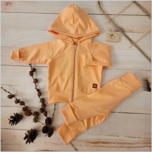 Bawełniany dres niemowlęcy. Komplet dresowy dla niemowlaka. Koralowy dres dziecięcy. Prezent dla noworodka, niemowlaka. Modny dresik. Bluza z kapturem na zamek, spodnie dresowe