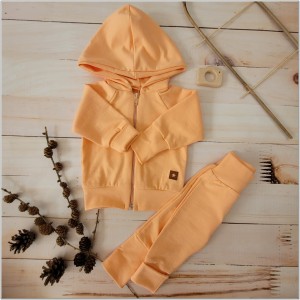 Bawełniany dres niemowlęcy. Komplet dresowy dla niemowlaka. Koralowy dres dziecięcy. Prezent dla noworodka, niemowlaka. Modny dresik. Bluza z kapturem na zamek, spodnie dresowe