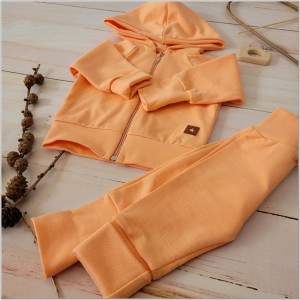 Bawełniany dres niemowlęcy. Komplet dresowy dla niemowlaka. Koralowy dres dziecięcy. Prezent dla noworodka, niemowlaka. Modny dresik. Bluza z kapturem na zamek, spodnie dresowe