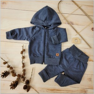 Bawełniany dres niemowlęcy. Komplet dresowy dla niemowlaka. Jeansowy, granatowy dres dziecięcy. Prezent dla noworodka, niemowlaka. Modny dresik. Bluza z kapturem na zamek, spodnie dresowe