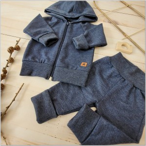 Bawełniany dres niemowlęcy. Komplet dresowy dla niemowlaka. Jeansowy, granatowy dres dziecięcy. Prezent dla noworodka, niemowlaka. Modny dresik. Bluza z kapturem na zamek, spodnie dresowe
