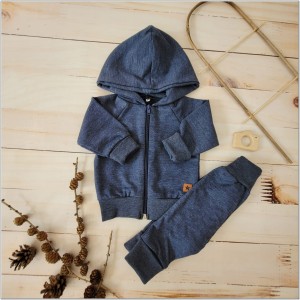 Bawełniany dres niemowlęcy. Komplet dresowy dla niemowlaka. Jeansowy, granatowy dres dziecięcy. Prezent dla noworodka, niemowlaka. Modny dresik. Bluza z kapturem na zamek, spodnie dresowe