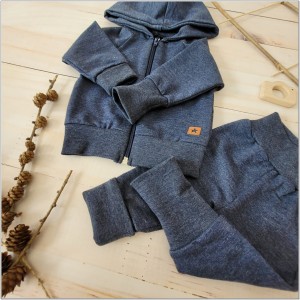 Bawełniany dres niemowlęcy. Komplet dresowy dla niemowlaka. Jeansowy, granatowy dres dziecięcy. Prezent dla noworodka, niemowlaka. Modny dresik. Bluza z kapturem na zamek, spodnie dresowe